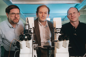 פרופ' אלישע מוזס, ד"ר אלכסנדר ברשדסקי, ופרופ' שמואל שפרן. תמונה קבוצתית במעבדה